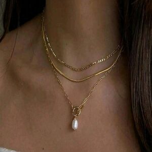 BRAND NEW ** Elegant Gold Layered Necklace with Pearl Pendant